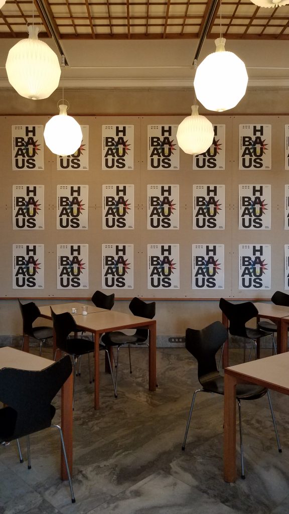 シンプルで格好いいモダンなBAUHAUS展のポスターが貼ってあるカフェ