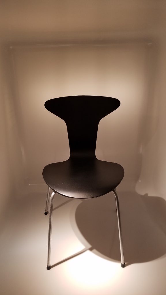 アルネ・ヤコブセンがムンゲゴー小学校のためにデザインした椅子MUNKEGAARD CHAIR