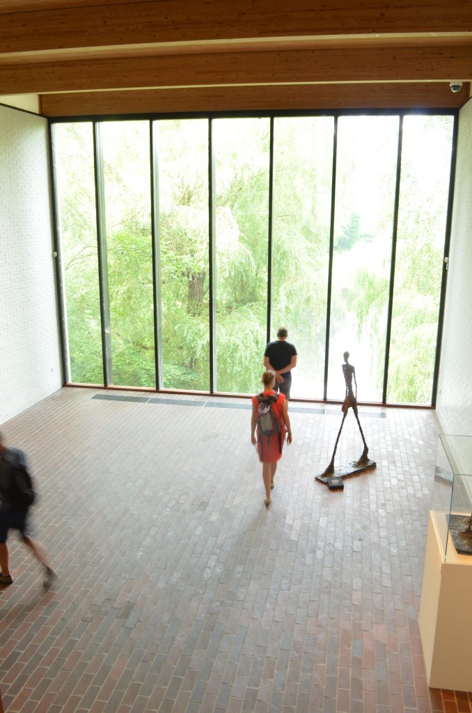 ジャコメッティの『歩く人』が展示されている庭園が見渡せる回廊。