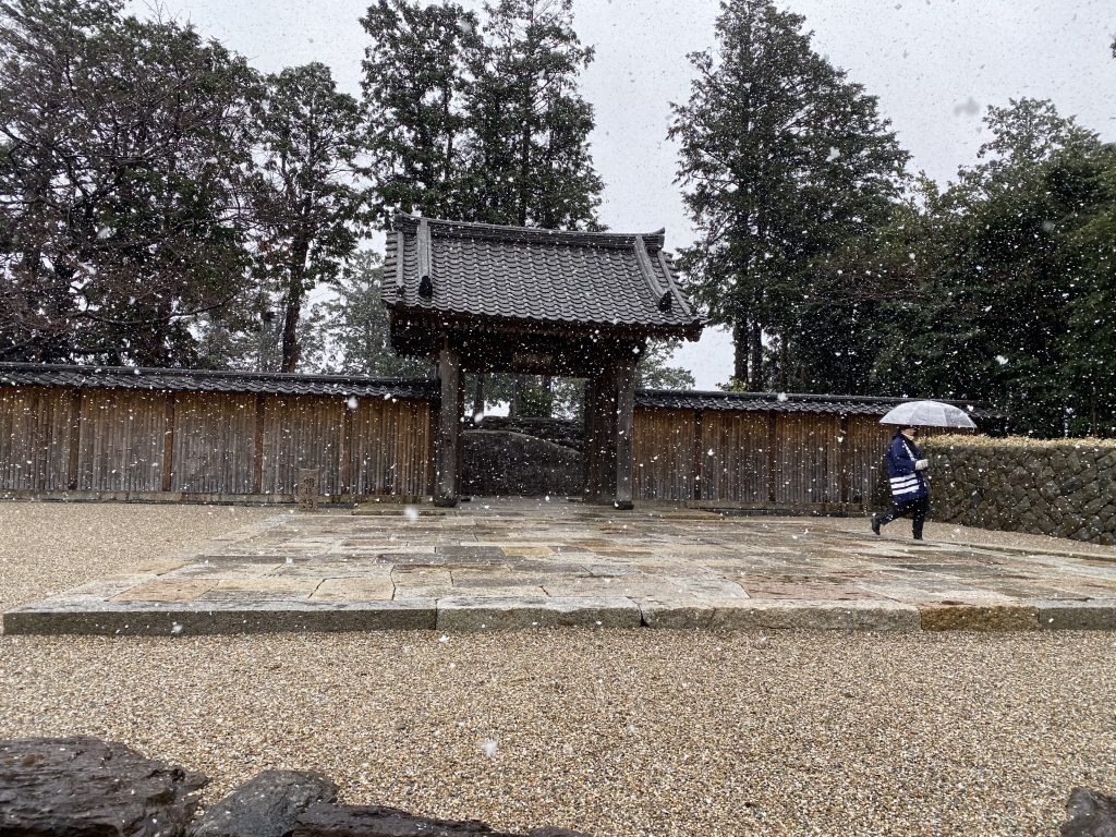 鎌倉の建長寺派明月院の正門として建てられた明月門