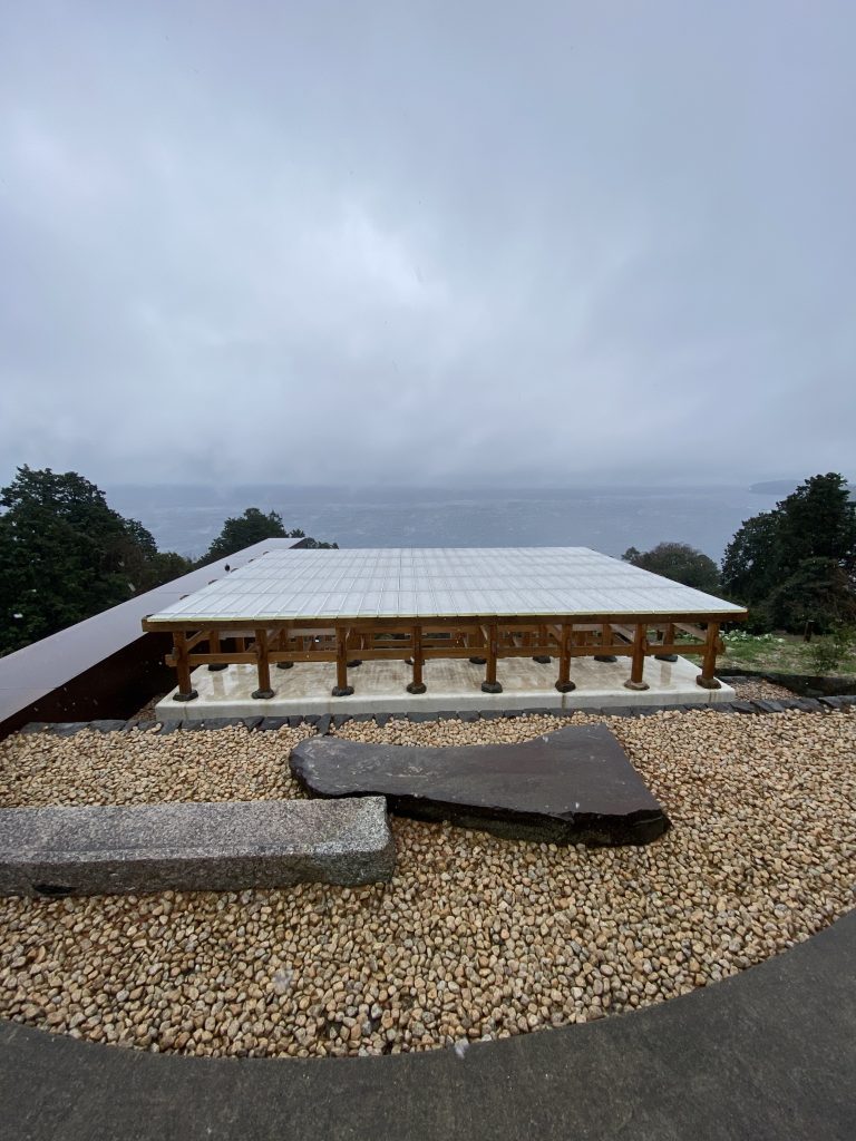 光学硝子舞台と古代ローマ円形劇場写し観客席 Optical Glass Stage with Amphitheater Seating