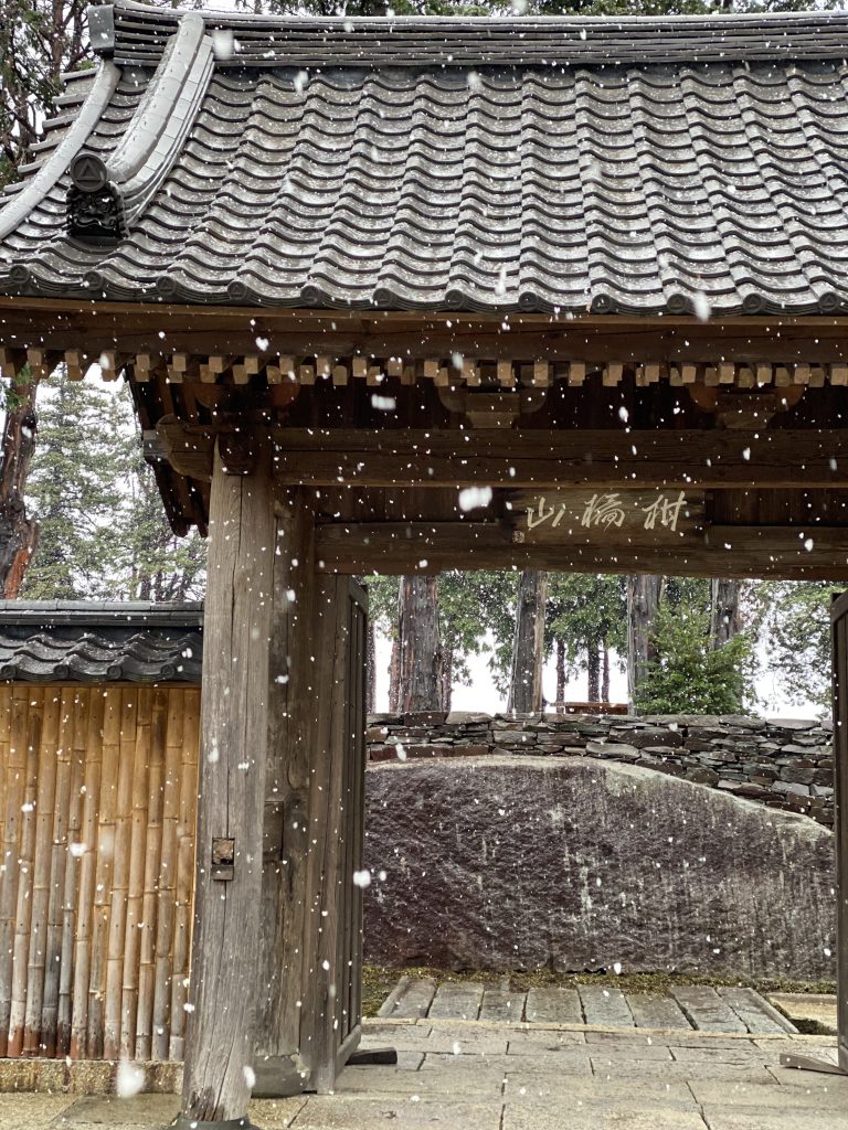 明月門（室町時代）Meigetsu Gate =Full Moon Gate (Muromachi Period 1336-1573)