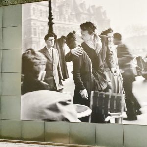 ロベール・ドアノーの「パリ市庁舎前のキス」東京都写真美術館